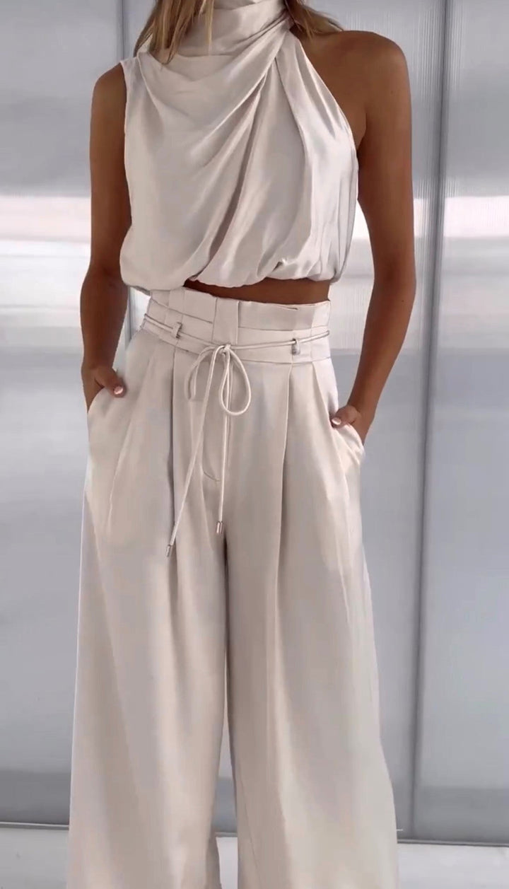 Women's formal wear: elegant halter neck, wide-leg suit for a refined and sophisticated look.