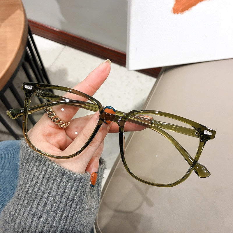 Stylish unisex prescription glasses for nearsightedness, anti-blue light protection.