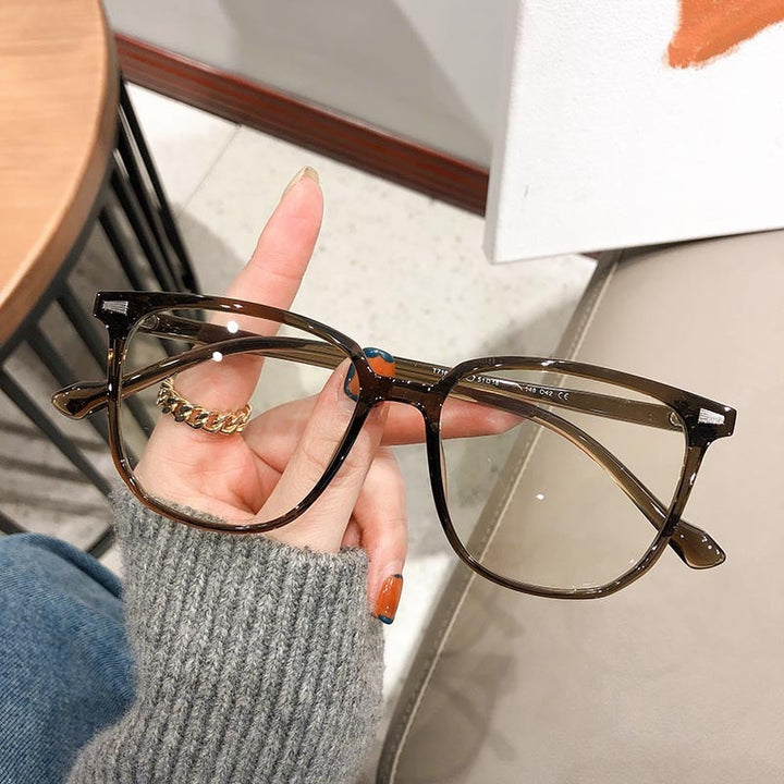 Clear vision unisex glasses for nearsighted users, with anti-reflective coating.