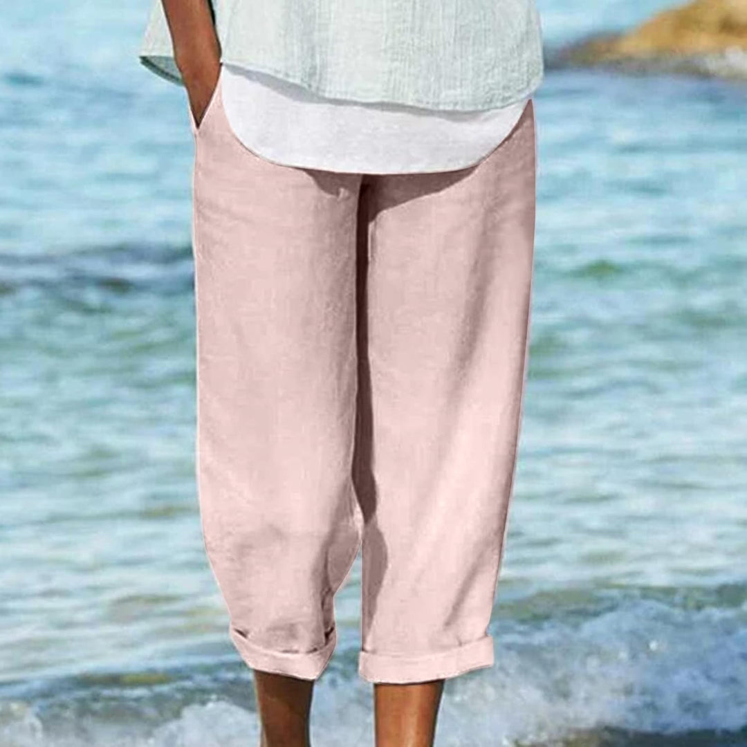 Comfortable women's cropped wide-leg pants with elastic waist and practical pockets, ideal for a relaxed summer look.