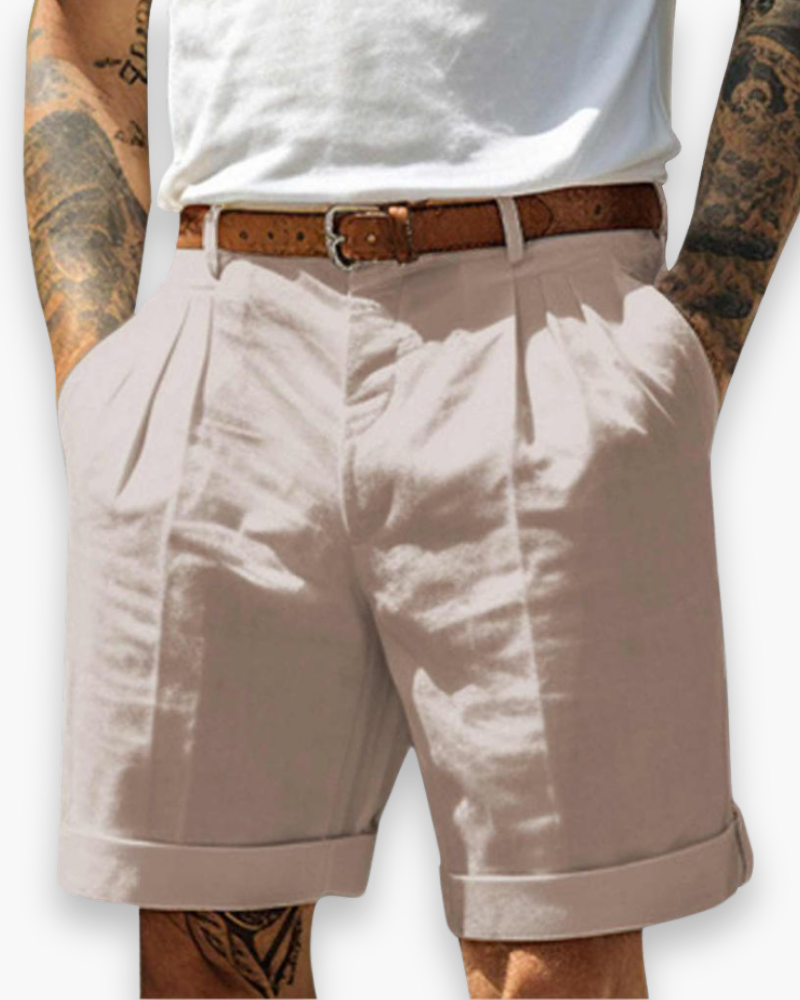 Fashionable men's pleated chino shorts, versatile for summer outings and everyday wear. Comfortable relaxed fit.