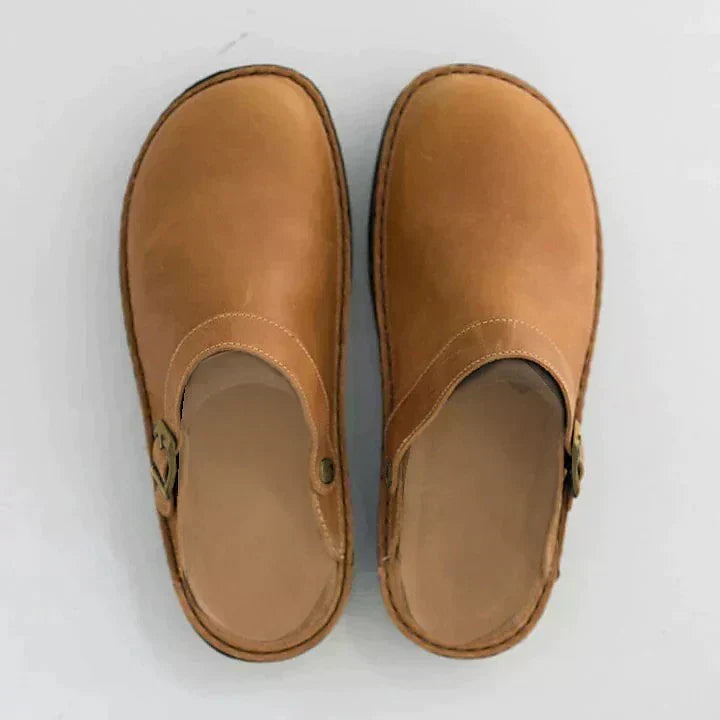 Lightweight men's comfort clogs, brown, perfect for work & daily wear. Features all-day support & slip-resistant sole.