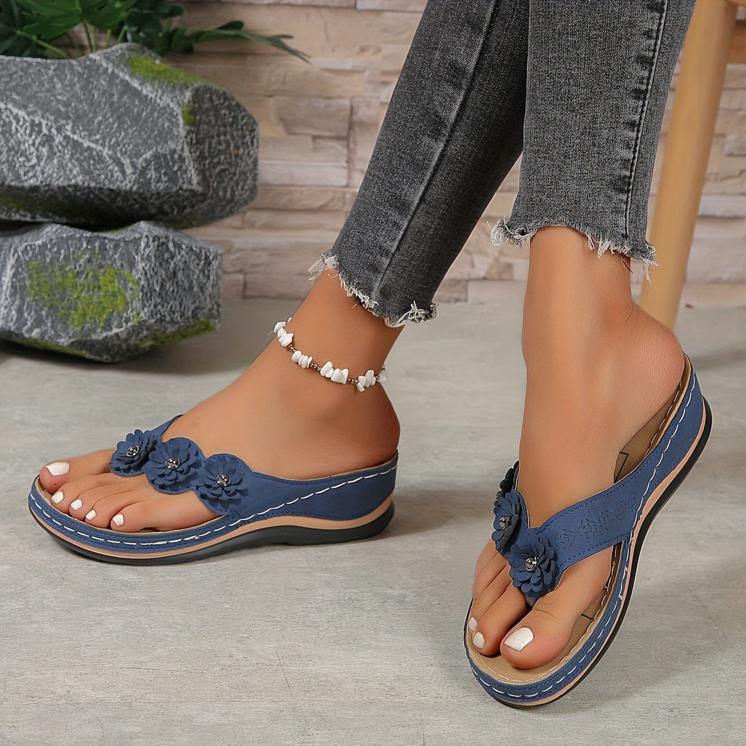 Fashionable women's orthopedic sandals with delicate flower detail, ideal for comfort & arch support.