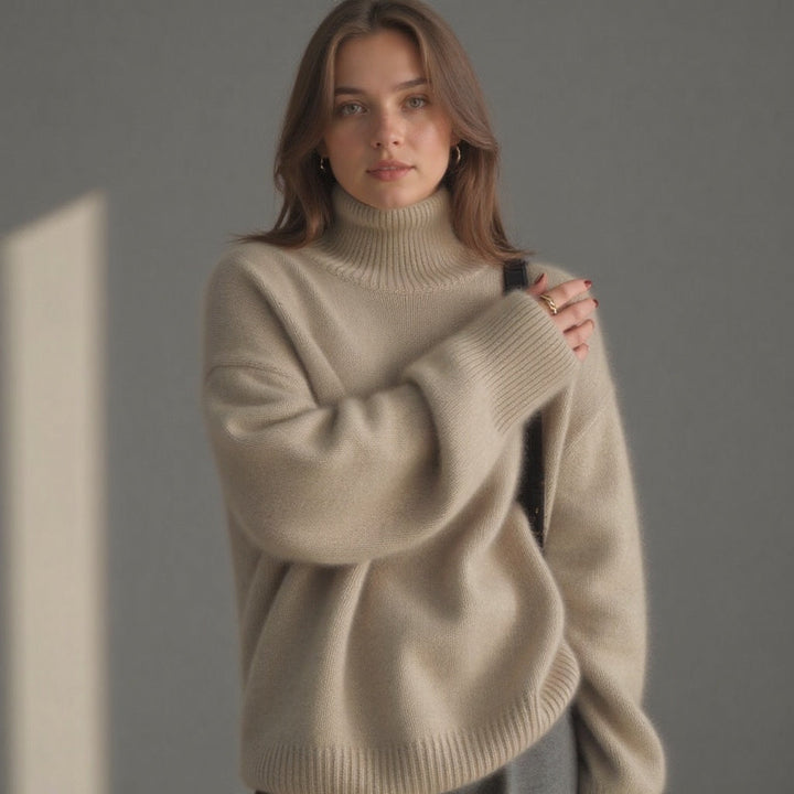 Casual women's oversized turtleneck sweater, cozy knit, long sleeve, ideal for fall style.