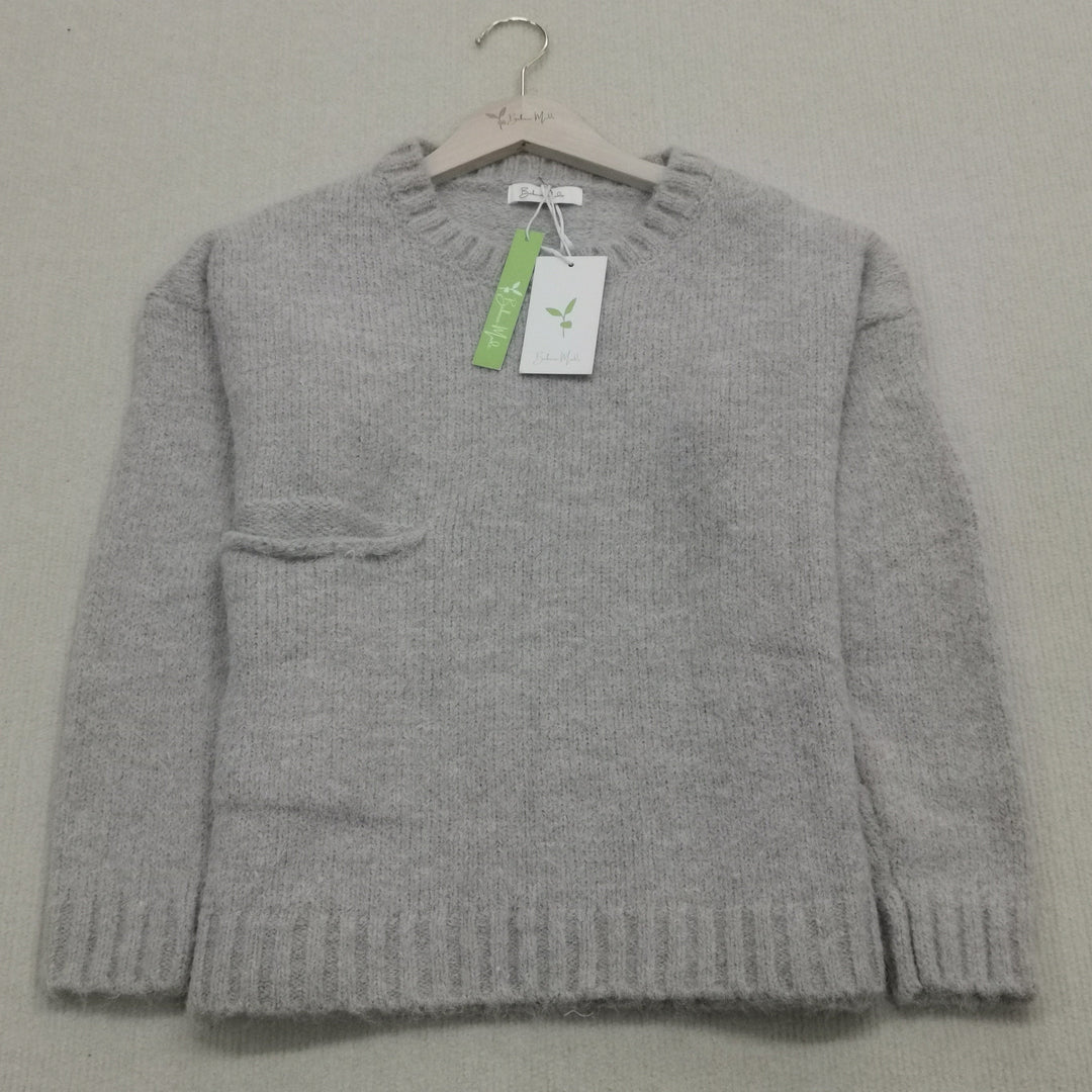 Casual chic women's oversized sweater, long-sleeve soft knit for stylish fall and winter warmth.
