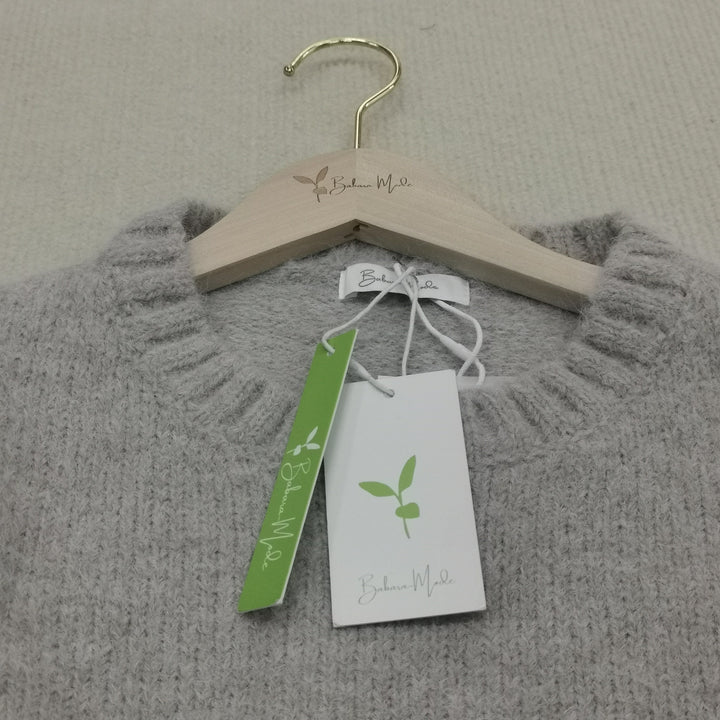Warm women's oversized knitwear, perfect for autumn and winter comfort. Relaxed fit, long sleeve.