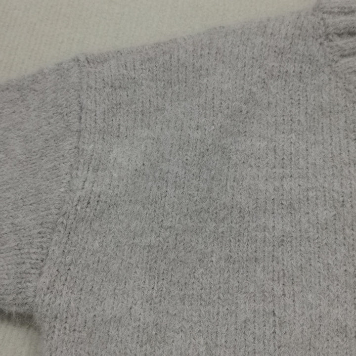 Women's long-sleeve knit jumper, oversized for a relaxed fit. A fall essential for warmth & comfort.