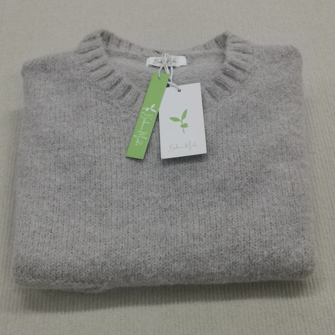 Soft knit oversized women's sweater, a versatile piece for fall essential coziness and chic style.