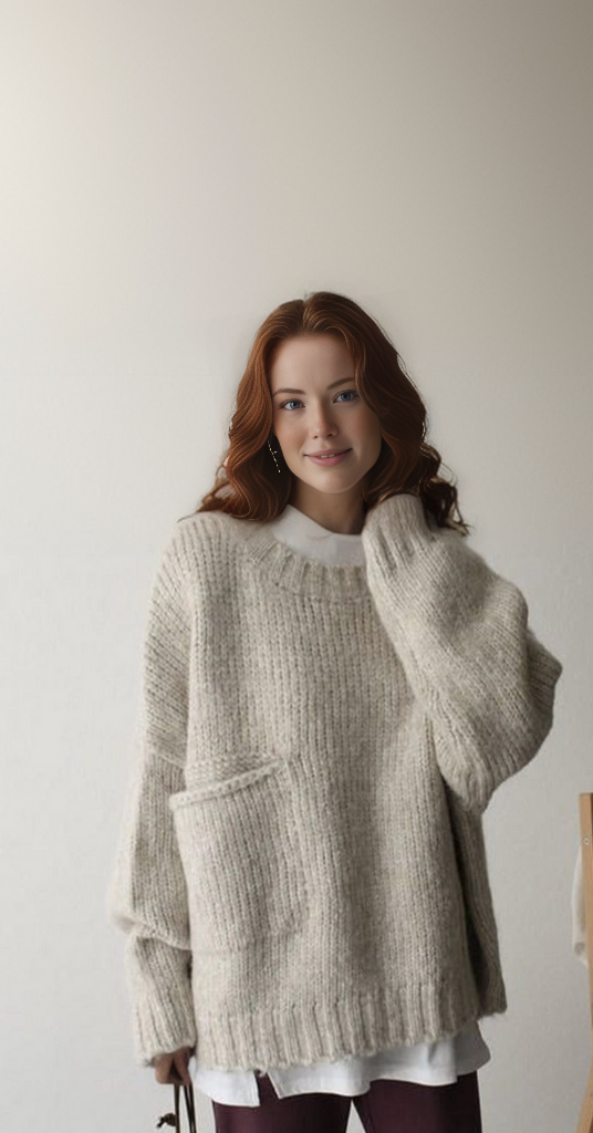 Stylish women's oversized jumper, perfect for autumn comfort. Relaxed fit and cozy knitwear.
