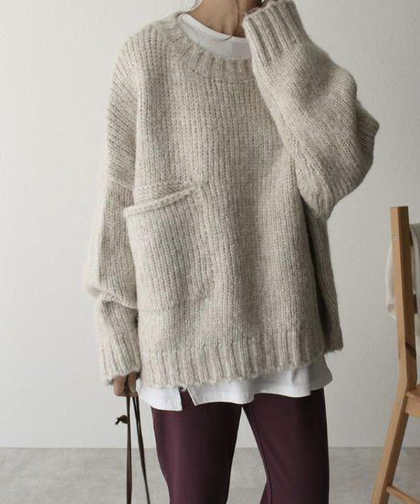 Stylish women's oversized knitwear, a versatile fall essential with a relaxed, comfortable fit.