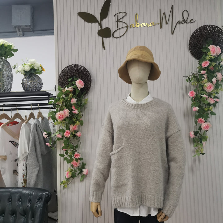 Autumn comfort women's oversized jumper, featuring soft knit and long sleeves for cozy fashion.