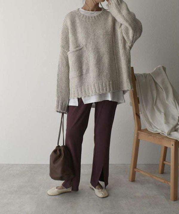 Women's long-sleeve oversized knit jumper, designed for cozy fall days & chic winter warmth.