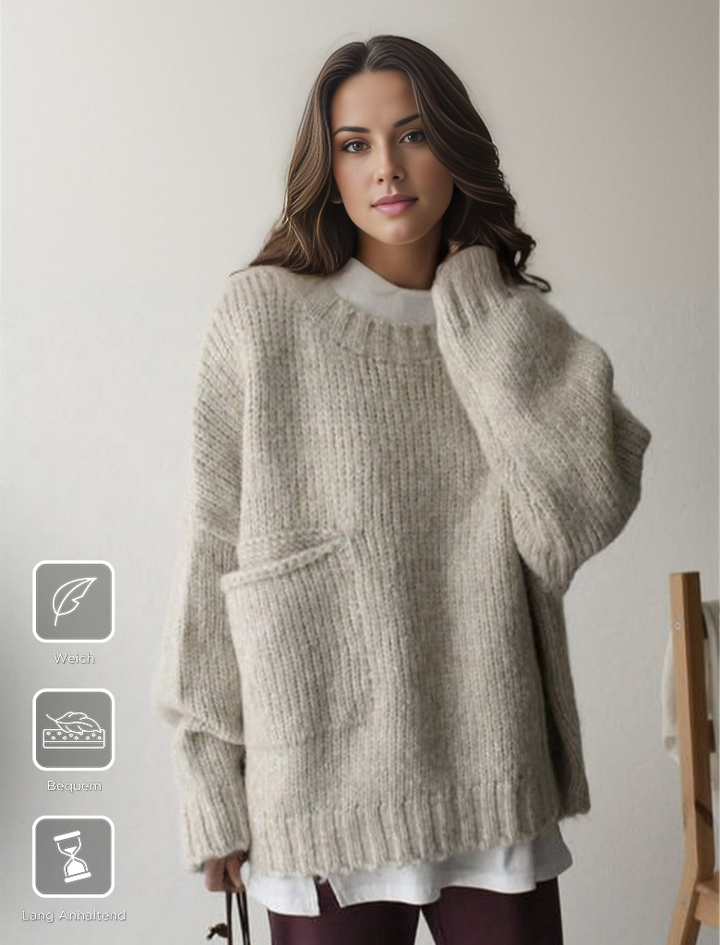 Women's oversized knit jumper in soft fabric, ideal for cozy fall comfort and casual chic style.