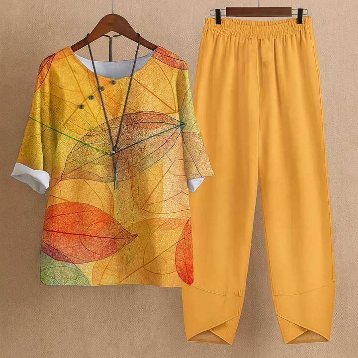 Stylish women's two-piece floral outfit. A versatile matching set with a pretty pattern for spring & summer.