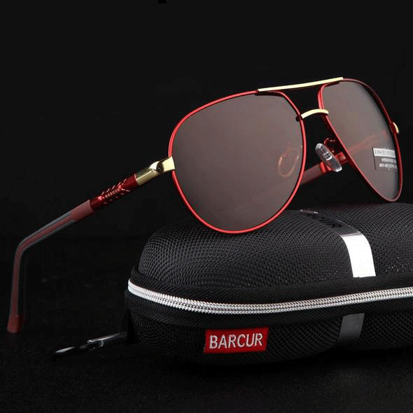 Trendy unisex pilot sunglasses, a stylish accessory with polarized UV400 lenses for ultimate eye protection.