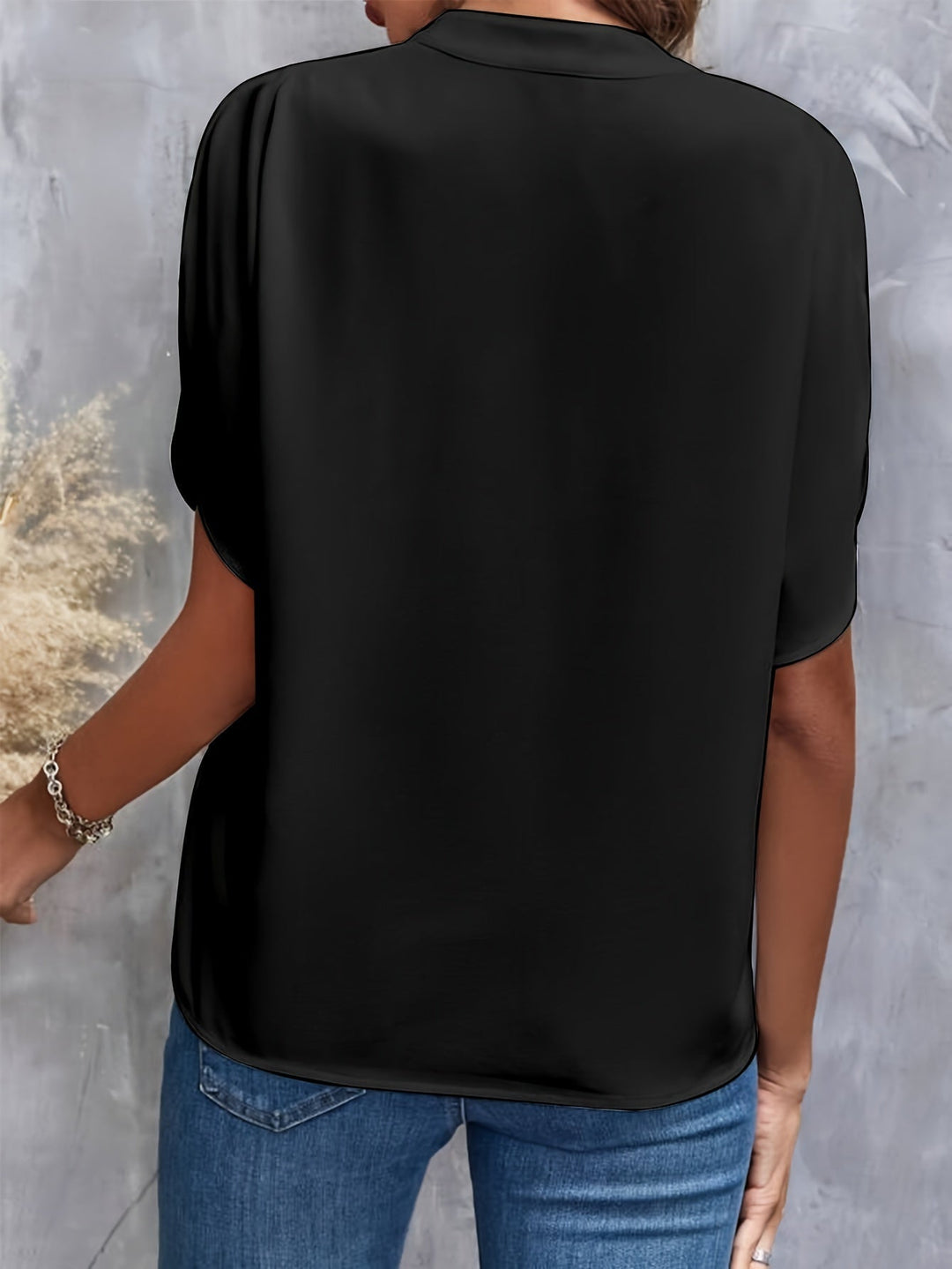 Comfortable women's batwing sleeve top, v-neck, and loose fit, offering a versatile and elegant style.
