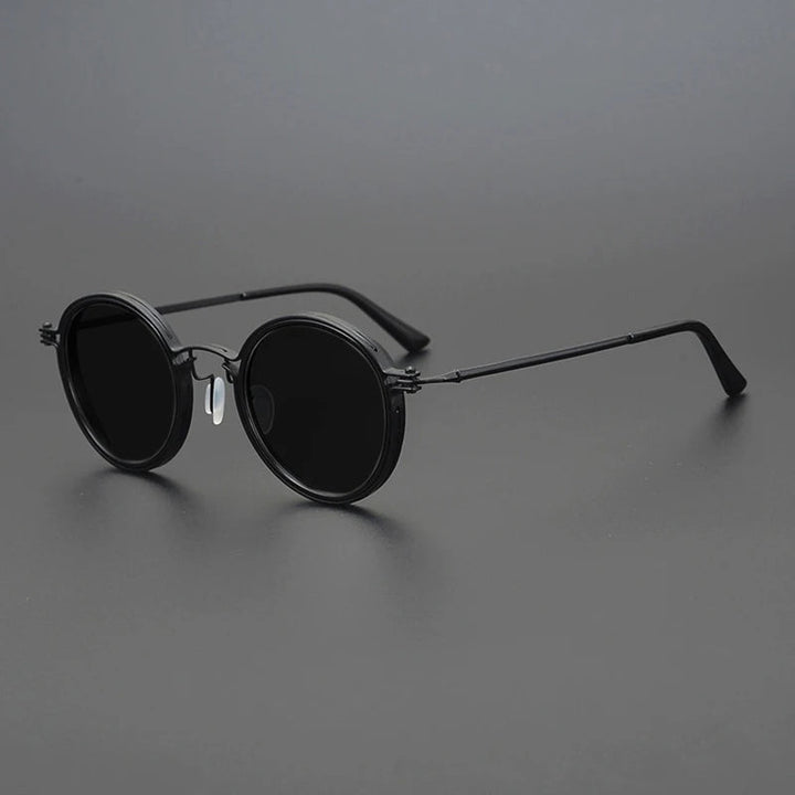Outdoor gear: Unisex polarized sunglasses with robust metal frame, ensuring UV400 protection for any adventure.