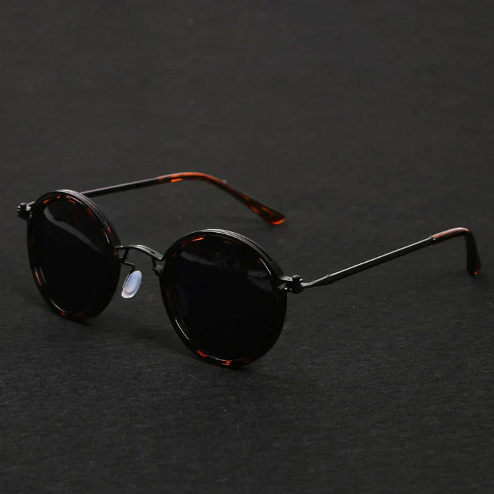Durable metal frame unisex sunglasses, polarized for glare reduction and offering vital UV400 eye protection.