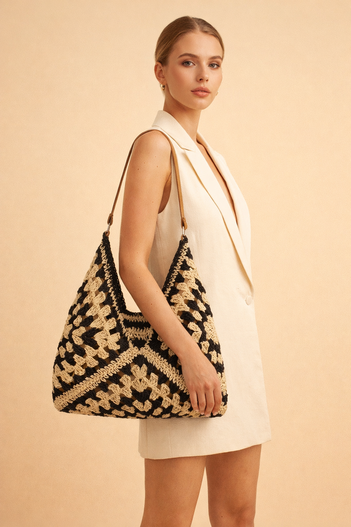 Fashionable women's raffia bohemian shoulder bag. Elegant and casual, perfect for a relaxed summer look.