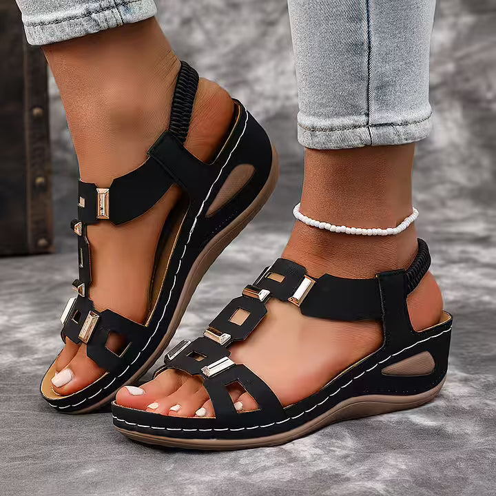 Elegant women's black platform sandals, wedge heel, comfortable with an adjustable ankle strap.