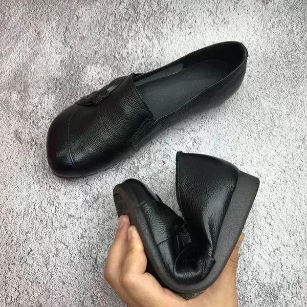 Supportive women's loafers with arch support, perfect as walking shoes for casual comfort.