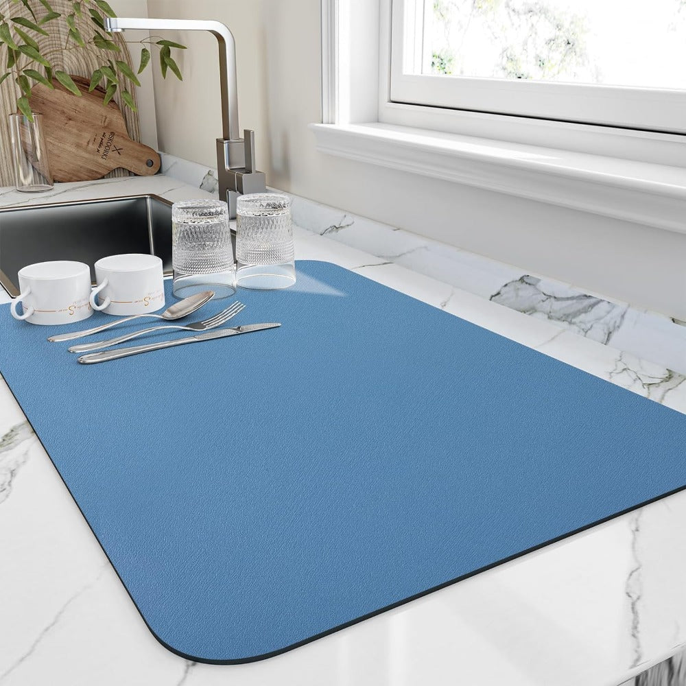 Diatomite quick dry dish mat, super absorbent for kitchen countertops, promoting fast drying of dishes.