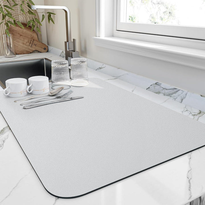 Fast drying absorbent kitchen dish mat, keeps countertops dry and organized. Ideal for plates, cups, cutlery.