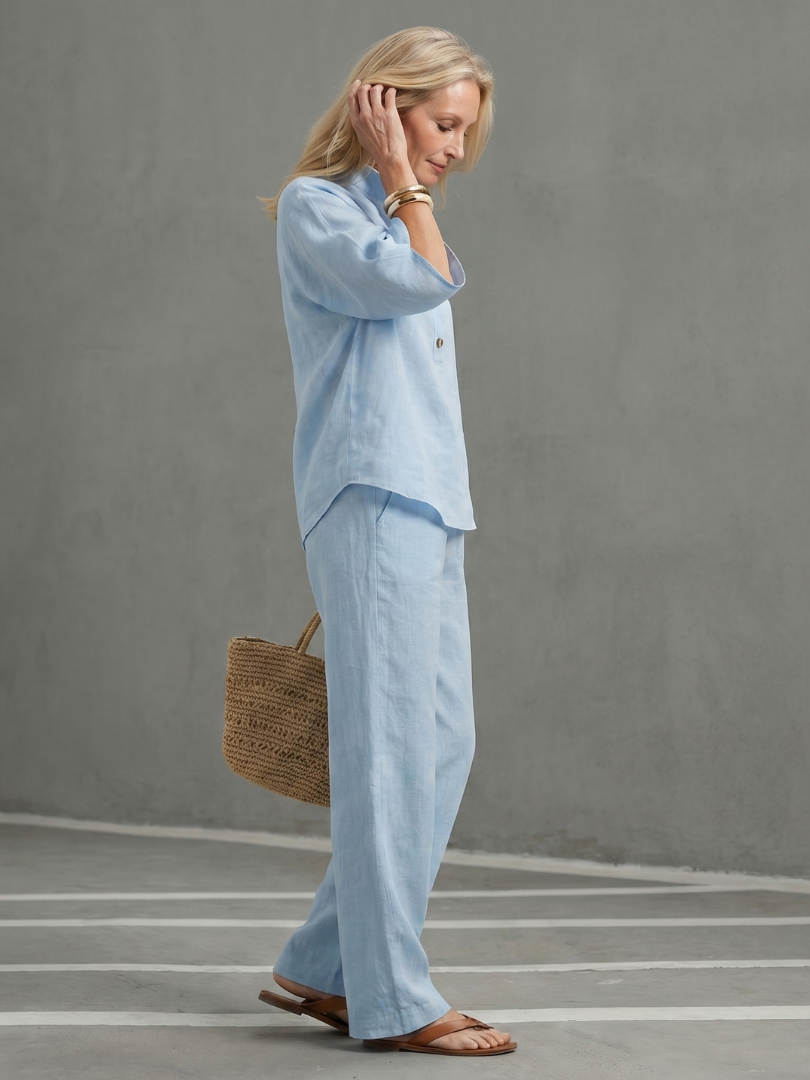 Effortless women's leisurewear set, a comfortable two-piece for versatile casual chic style.