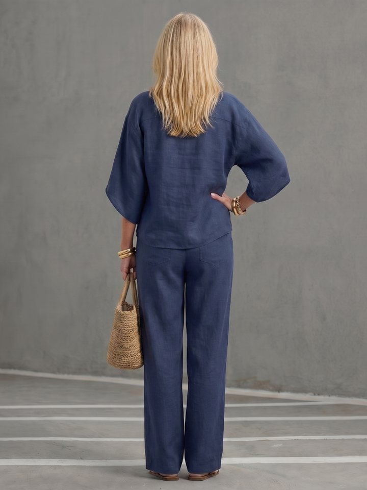 Effortless women's casual outfit: two-piece leisurewear set for comfortable everyday style.
