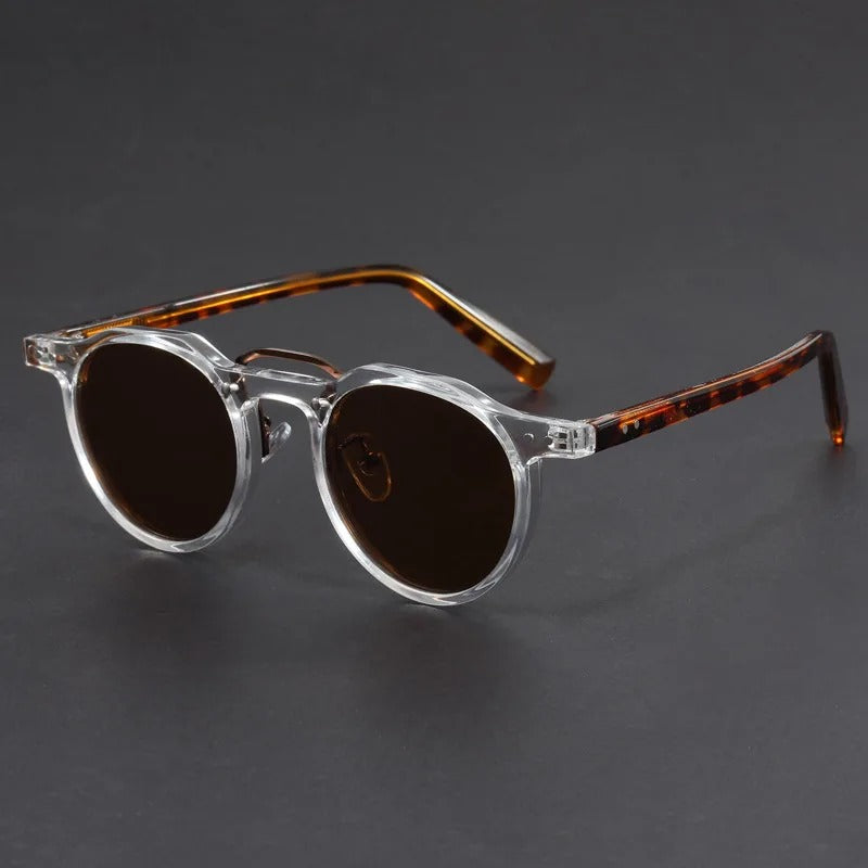 Classic women's sunglasses, featuring a retro design and reliable UV protection for stylish eye safety.