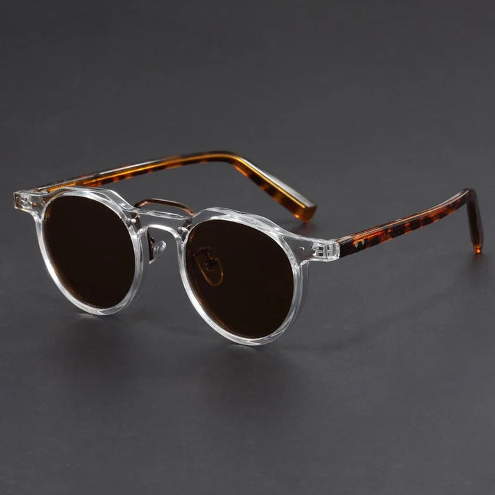 Classic women's sunglasses, featuring a retro design and reliable UV protection for stylish eye safety.