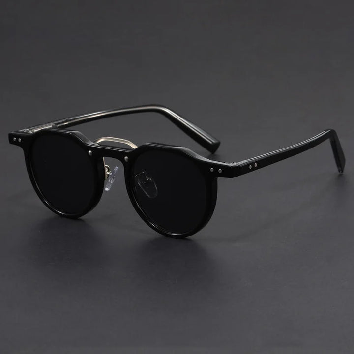 Elegant women's shades with a vintage retro design, ensuring UV protection for sophisticated summer style.