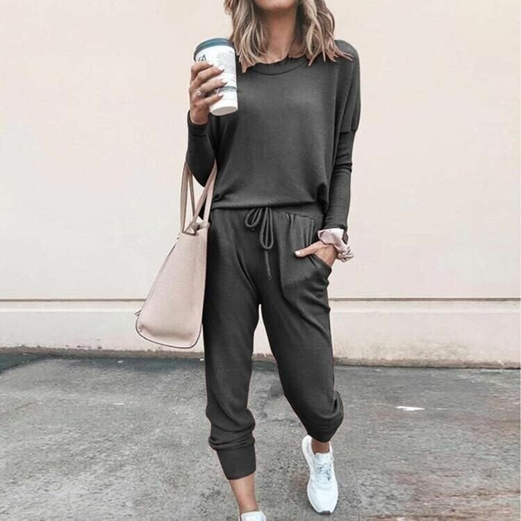 Comfortable & casual women's long sleeve lounge set, a cozy two-piece for ultimate relaxation.