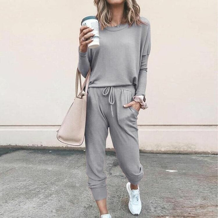 Stylish women's long sleeve loungewear set, a cozy and comfortable two-piece for relaxed fashion.