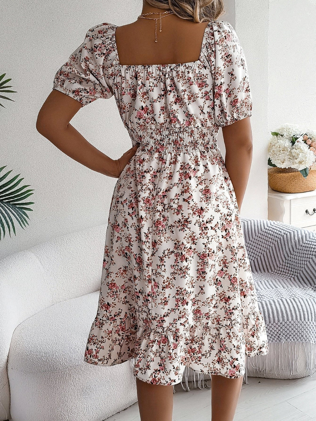 Elegant women's floral midi dress, square neckline and high waist detail for a sophisticated look.
