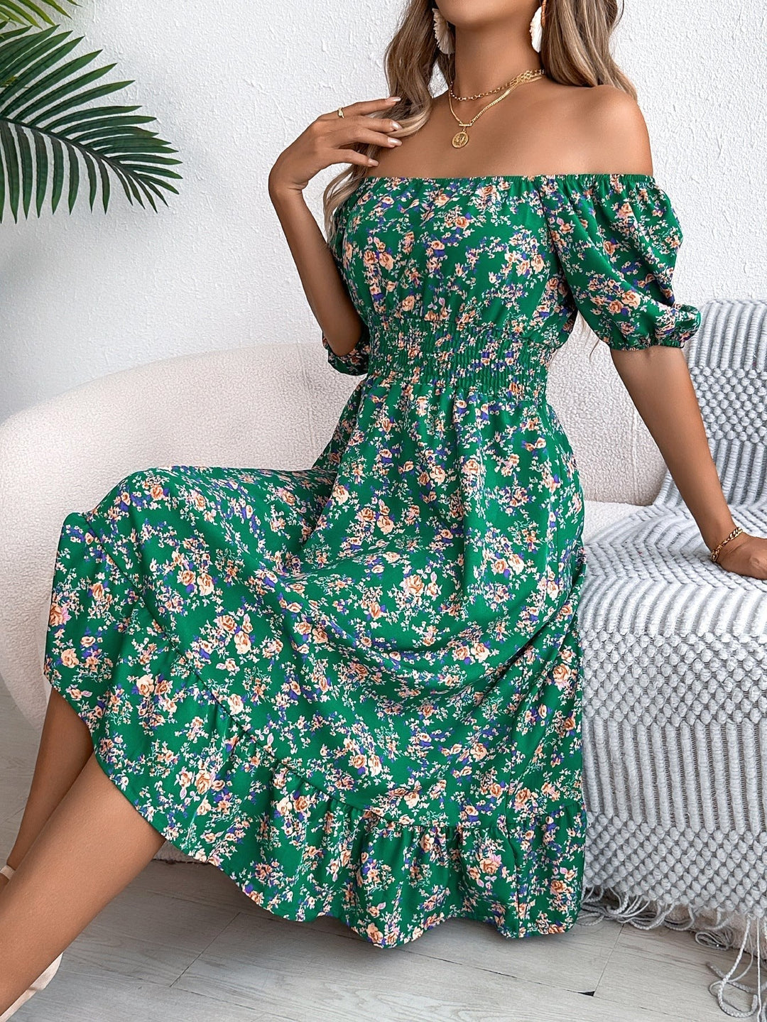 Casual yet elegant women's floral midi dress, square neck, high waist, ideal for various occasions.