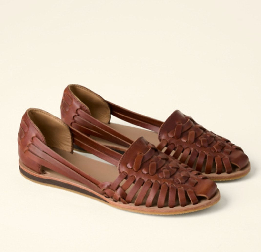 Comfortable women's flat slip-on sandals, ideal for everyday summer style. Features a chic closed-toe design.