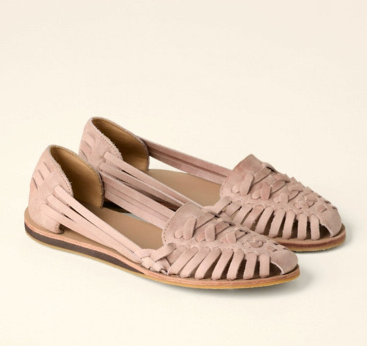 Stylish closed-toe women's flat slip-on sandals in a trendy woven design. Perfect for summer casual outfits.