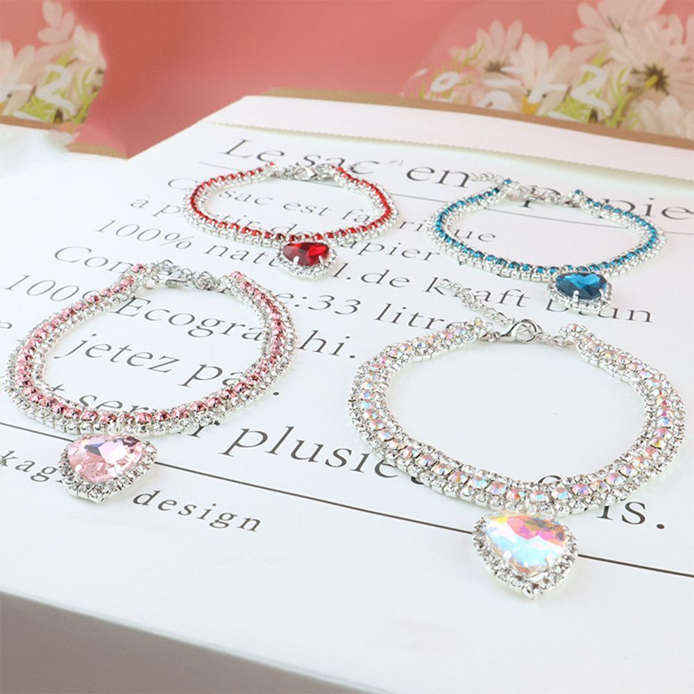 Luxury pet collar: crystal-studded, reflective heart gem pendant for feline safety.