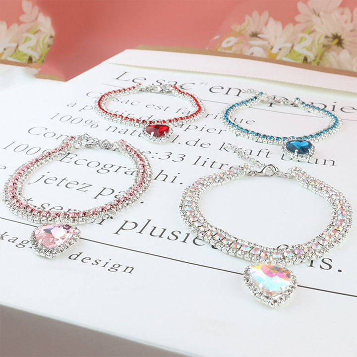 Luxury pet collar: crystal-studded, reflective heart gem pendant for feline safety.