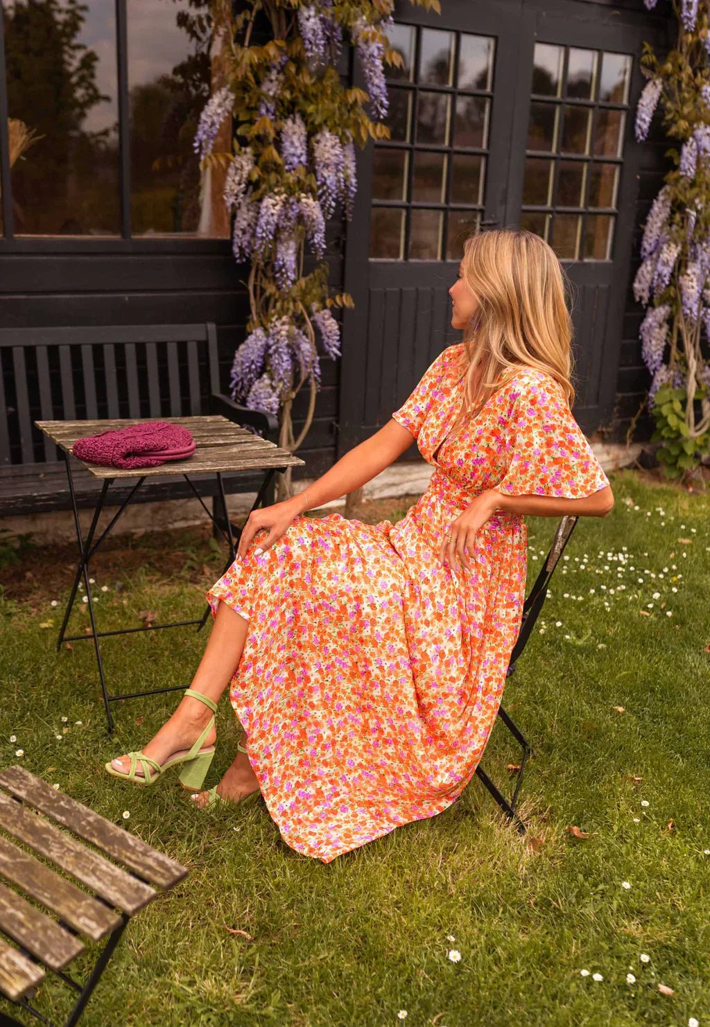 Elegant flowy floral V-neck maxi dress for women, ideal for special occasion cocktail parties.