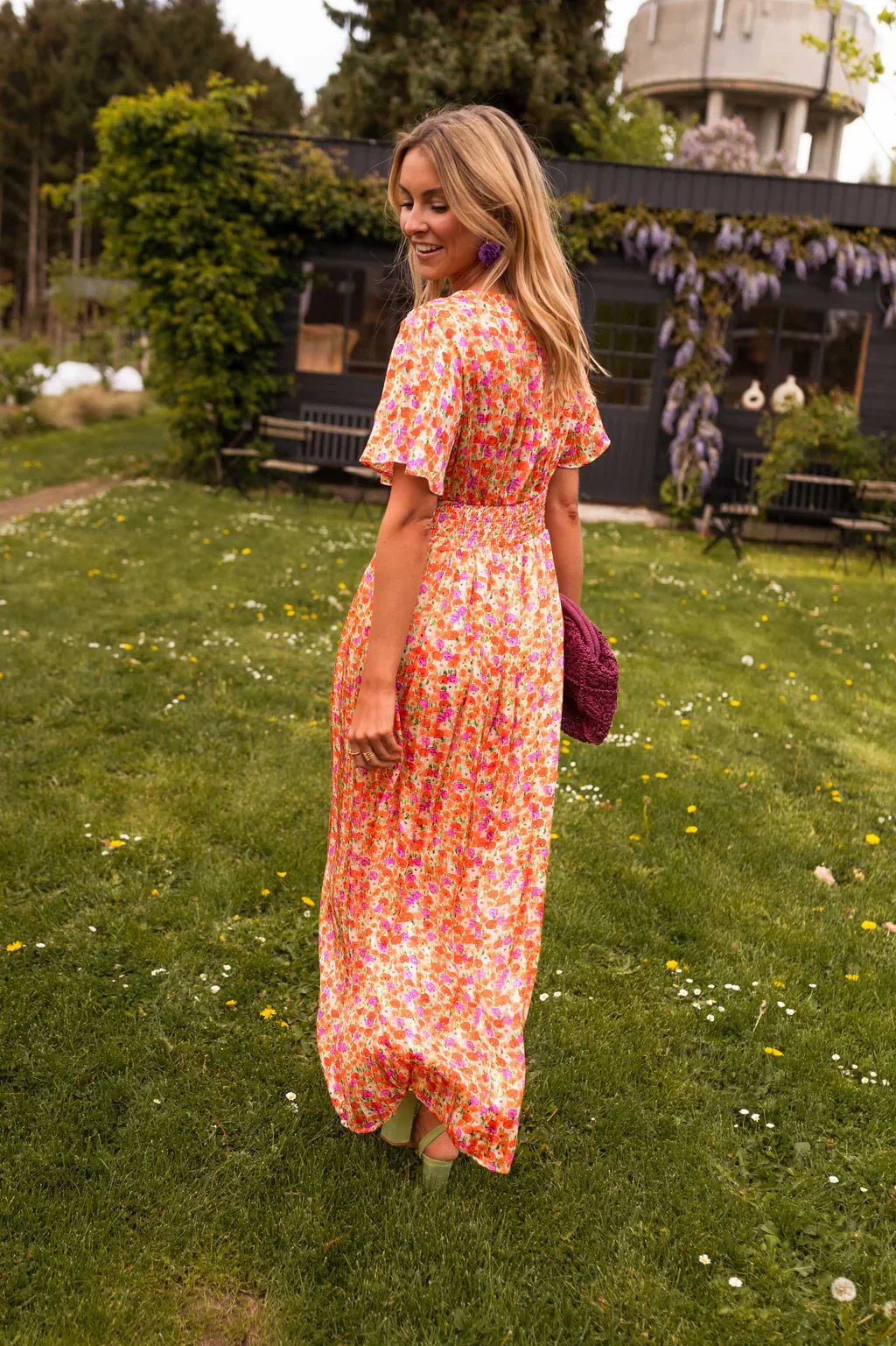 Comfortable pleated floral long dress with V-neck, a stylish women's summer fashion maxi.