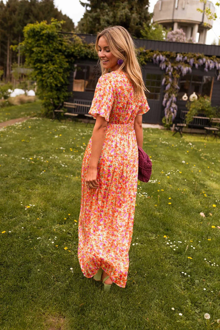 Comfortable pleated floral long dress with V-neck, a stylish women's summer fashion maxi.