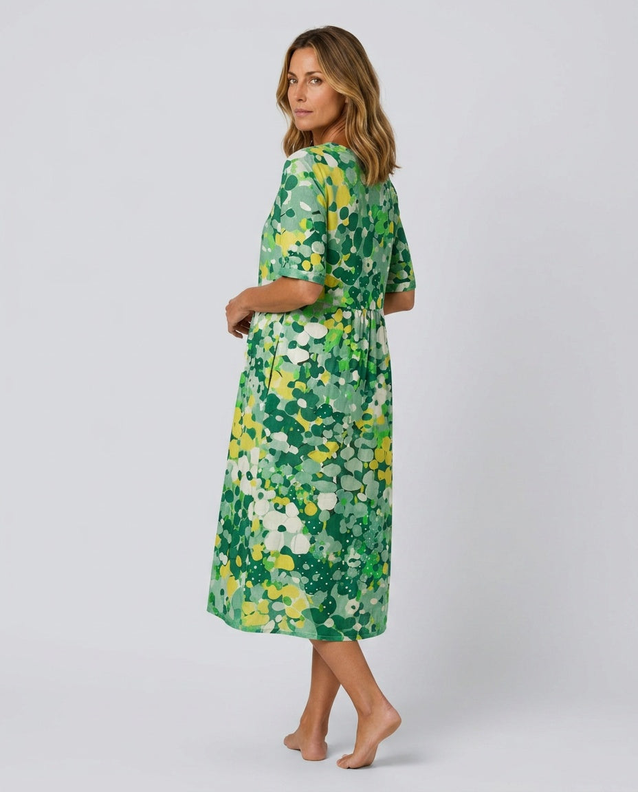 Short-sleeve floral midi dress for women, perfect as a comfortable and stylish day dress.