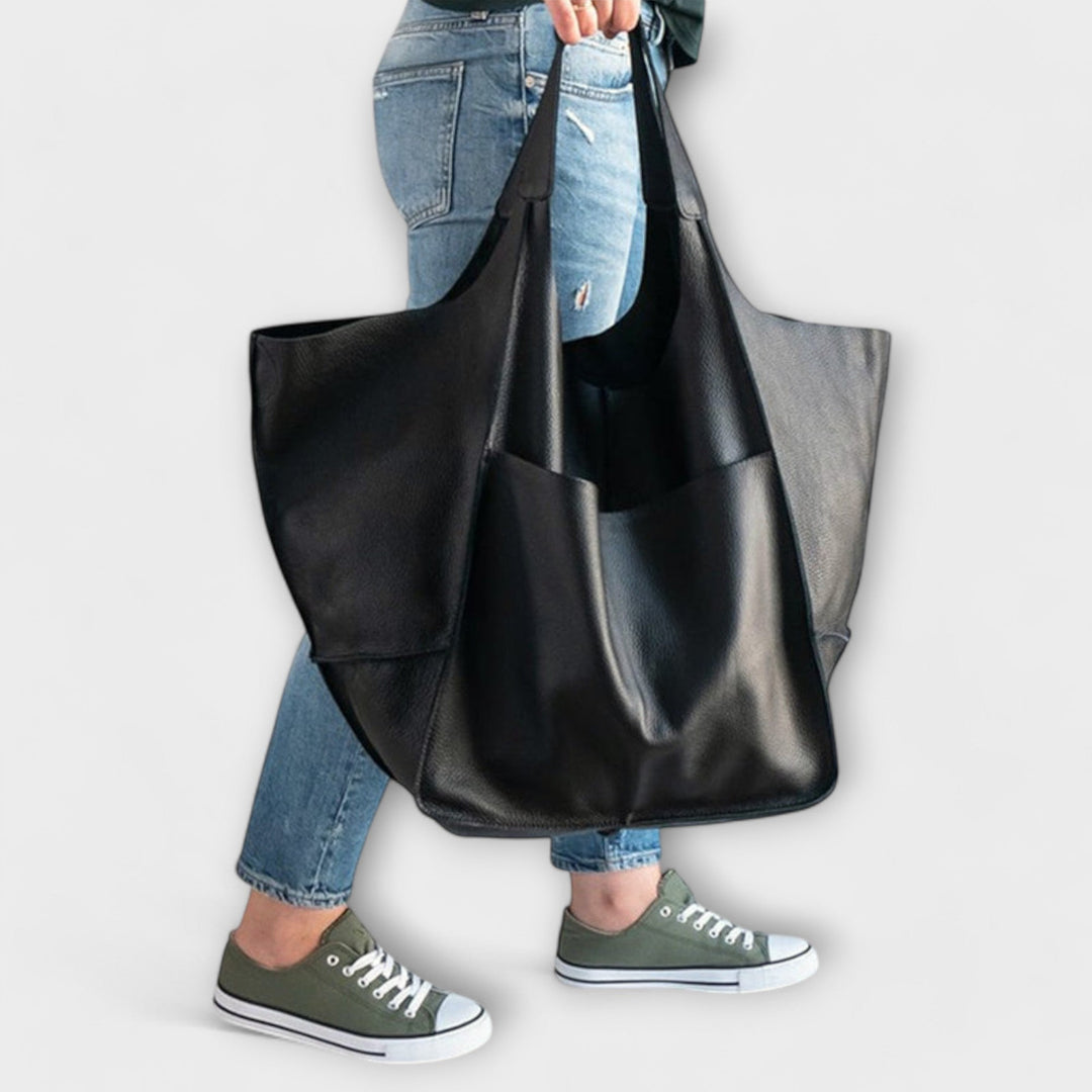 Versatile women's leather carryall, oversized travel bag ideal for fashion-conscious travelers.