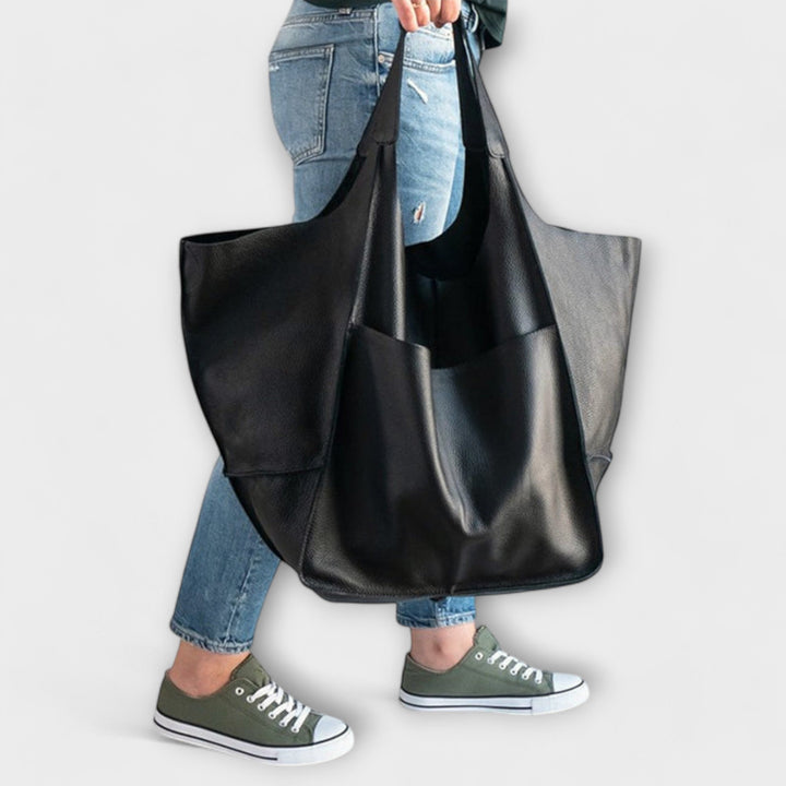 Versatile women's leather carryall, oversized travel bag ideal for fashion-conscious travelers.