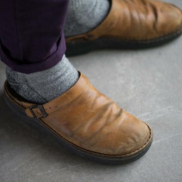 Supportive men's orthopedic slippers for foot comfort & daily relief, featuring arch support for active wear.