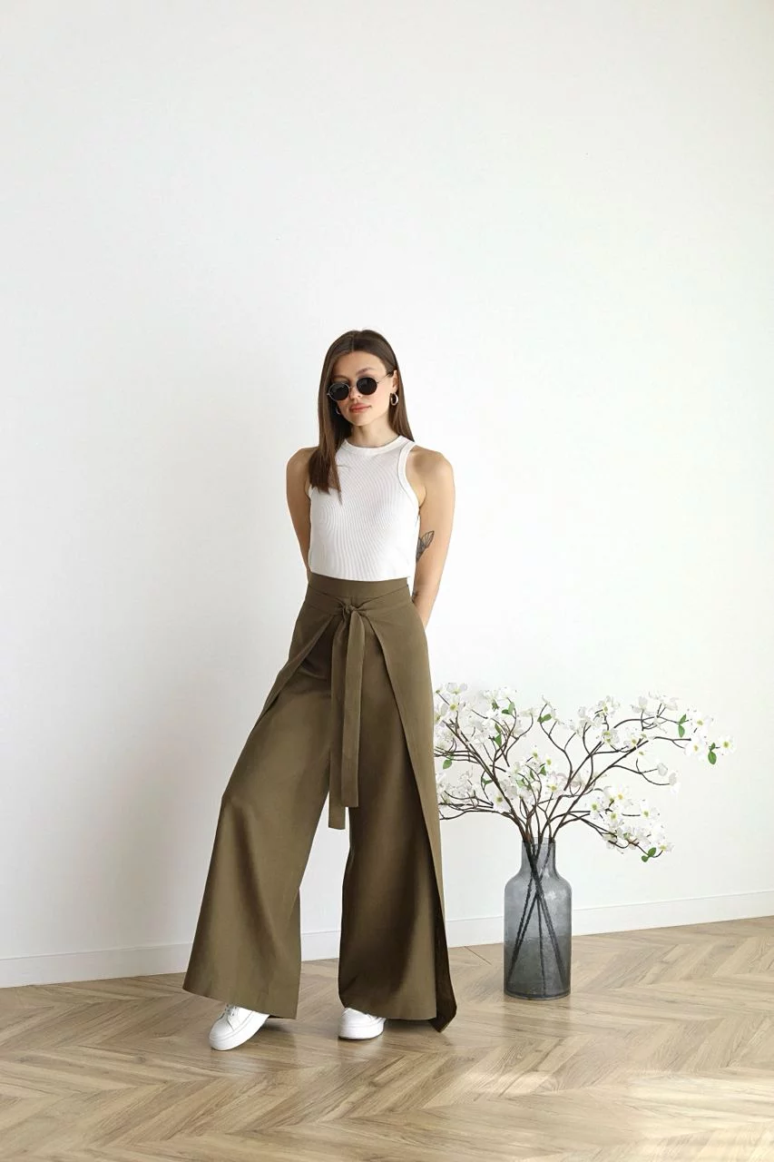 Elevate your style with these comfortable women's wide-leg pants, featuring an elegant tie waist and flowy design.