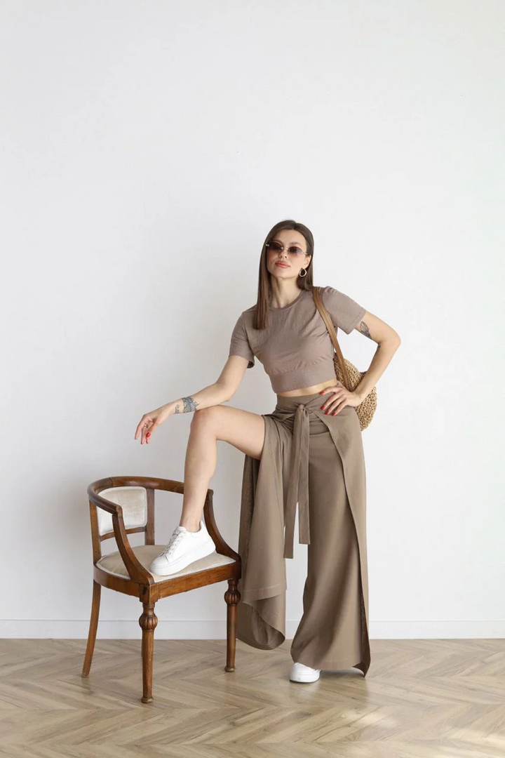 High-waisted, flowy women's wide-leg pants with an elegant tie waist, offering comfort and fashionable chic style.