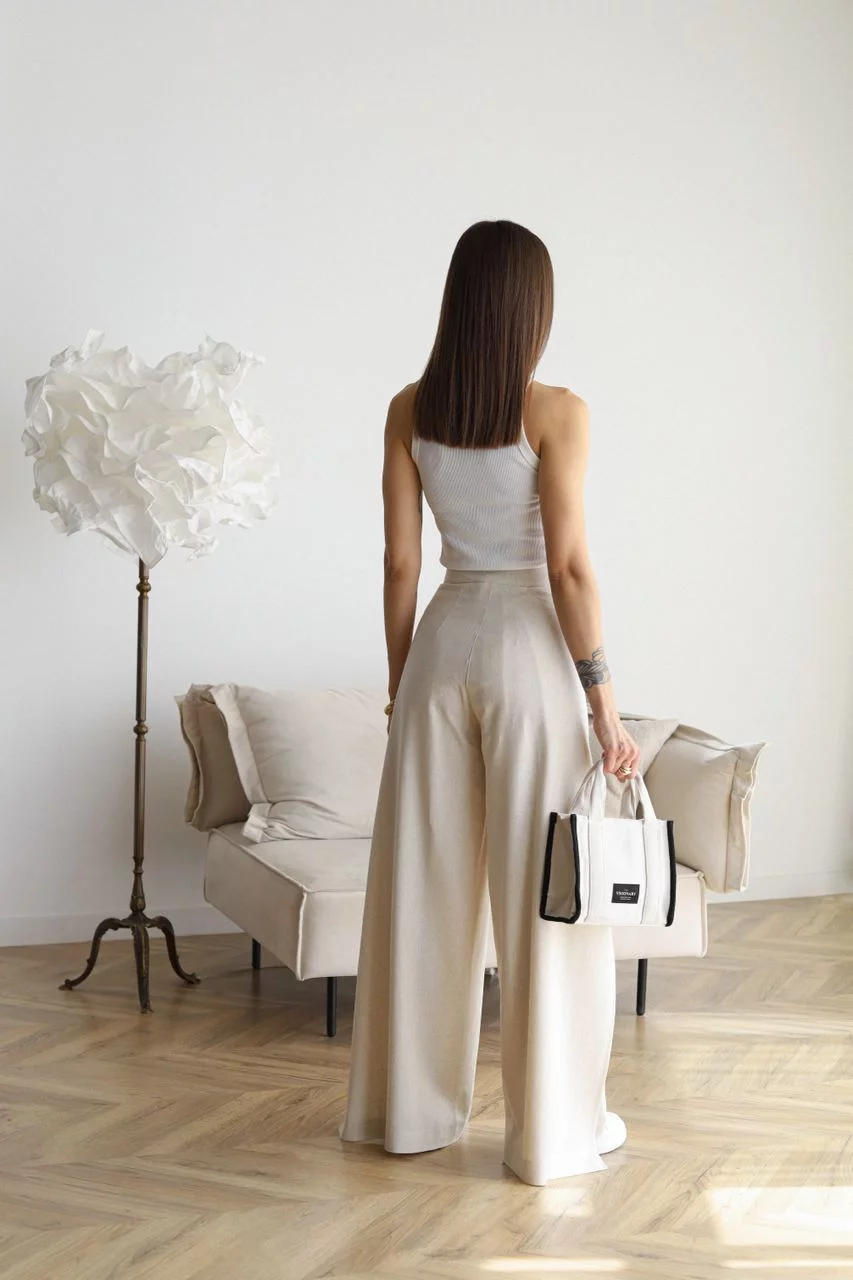 Fashionable women's wide-leg trousers, designed with an elegant tie waist for a sophisticated, flowy look.